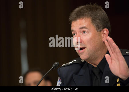 Stellvertretender Executive Assistant Commissioner, Büro der Feldeinsätze, John Wagner bezeugt vor dem Senat Justiz Unterausschuss für Sicherheit und Einwanderung während einer Anhörung über Visum Aufenthaltsgenehmigung in Washington, D.C., 12. Juli 2017. Us-amerikanischen Zoll- und Grenzschutzbehörden Foto von Glenn Fawcett Stockfoto