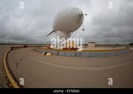 Das Tethered Aerostat Radar System (TARS) in Eagle Pass, Texas, nutzt verankerte Ballons zur Bodenüberwachung, um Schleuser und Menschenhändler entlang der Grenze zu überwachen und zu unterbinden. Stockfoto