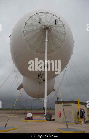 Das Tethered Aerostat Radar System (TARS) in Eagle Pass, Texas, bietet eine Überwachung auf niedrigem Niveau mittels Aerostate zur Überwachung des Luft-, See- und Oberflächenverkehrs und unterstützt damit die Grenzdurchsetzungsmaßnahmen. Stockfoto