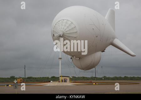 Das Tethered Aerostat Radar System (TARS) wird von der US Customs and Border Protection (CBP) in Eagle Pass, Texas, für die Überwachung in der Luft verwendet. Das System nutzt verankerte Ballone als Radarplattformen, um illegale Aktivitäten in Luft-, See- und Oberflächenbereichen zu erkennen und zu überwachen. Stockfoto