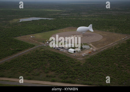Das Tethered Aerostat Radar System (TARS) in Eagle Pass, TX, hilft dem US-Zoll und dem Grenzschutz, verdächtige Aktivitäten entlang der Grenze mit Radar-gestützten Festballons für die Fernüberwachung zu erkennen und zu überwachen. Stockfoto