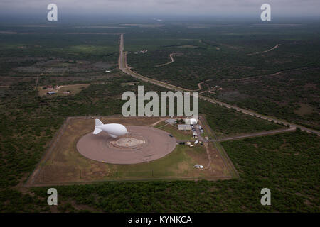 In Eagle Pass, Texas, verwendet der US-Zoll- und Grenzschutz das Tethered Aerostat Radar System (TARS) für die Fernüberwachung und hilft bei der Erkennung von Schmuggel- und Drogenhandel. Stockfoto