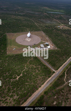 Das Tethered Aerostat Radar System (TARS) in Eagle Pass, Texas, unterstützt den US-Zoll und den Grenzschutz bei der Aufdeckung und Abwehr von Schmugglern durch eine Langstreckenüberwachung mit Radaraerostaten. Stockfoto