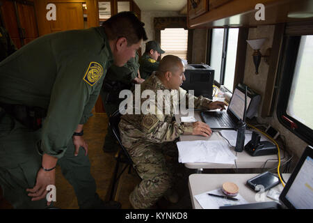 Us Border Patrol agents Mann einen mobilen Gefechtsstand in Rockport, Texas, wie sie in der Katastrophenhilfe nach Hurricane Harvey 27.08.2007 2017 teilnehmen. Us-amerikanischen Zoll- und Grenzschutzbehörden Foto von Glenn Fawcett Stockfoto