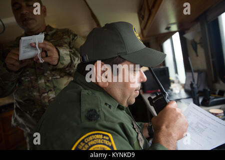 Us Border Patrol agents Mann einen mobilen Gefechtsstand in Rockport, Texas, wie sie in der Katastrophenhilfe nach Hurricane Harvey 27.08.2007 2017 teilnehmen. Us-amerikanischen Zoll- und Grenzschutzbehörden Foto von Glenn Fawcett Stockfoto