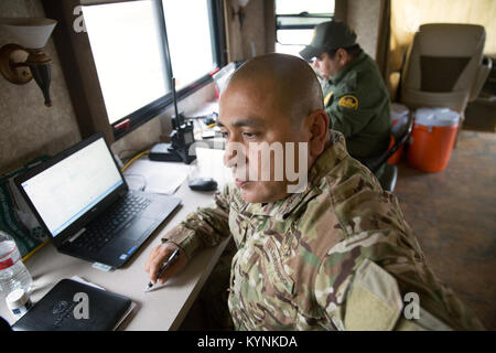 Us Border Patrol agents Mann einen mobilen Gefechtsstand in Rockport, Texas, wie sie in der Katastrophenhilfe nach Hurricane Harvey 27.08.2007 2017 teilnehmen. Us-amerikanischen Zoll- und Grenzschutzbehörden Foto von Glenn Fawcett Stockfoto