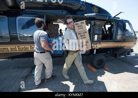 CBP Air and Marine Operations unterstützt gemeinsam mit verschiedenen Agenturen Gemeinden in Beaumont, Texas, die vom Hurrikan Harvey betroffen sind. Die Hilfsmaßnahmen am 31. August 2017 umfassten die Verteilung von Wasser, Rationen und Vorräten. Stockfoto