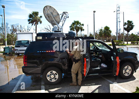 Ein U.S.-Zoll- und Grenzschutzbehörde Mobile Befehl Fahrzeug sitzt vor der US Border Patrol Station in Marathon FL während der Kommunikation mit dem CBP Region IV führen Feld Koordinator nach Durchführung einer Wohlfahrt prüfen auf Mitarbeiter an der Station an. Stockfoto