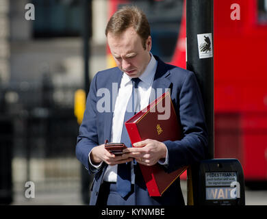 Matt Hancock MP (konservativ: West Suffolk) Minister für Kultur, Kommunikation und Creative Industries in Parliament Square, Westminster mit.... Stockfoto