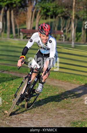 GIJON, Spanien - 9. Januar: Cyclocross Meisterschaften Spanien im Januar 9, 2015 in Gijon, Spanien. Der Radfahrer Marco Antonio Prieto Gonzalez von Asturien Kaffee Stockfoto