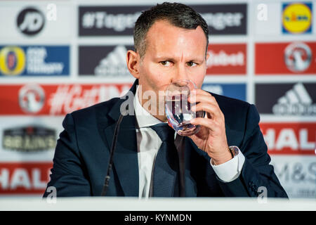 Montag, 15. Januar 2018 im Bild: Wales Manager Ryan Giggs Re: ehemalige Manchester United Footballer Ryan Giggs ist als Manager des Welsh National Football Team in einer Pressekonferenz im Vale Resort, Cardiff, Wales, UK vorgestellt. Stockfoto