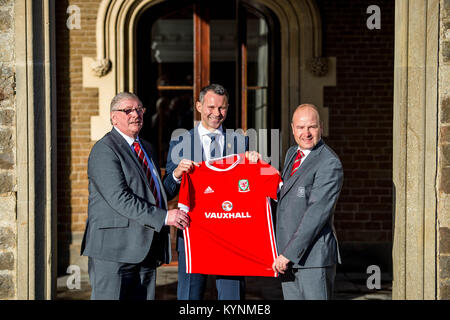 Montag, 15. Januar 2018 im Bild: Wales Manager Ryan Giggs Re: ehemalige Manchester United Footballer Ryan Giggs ist als Manager des Welsh National Football Team in einer Pressekonferenz im Vale Resort, Cardiff, Wales, UK vorgestellt. Stockfoto