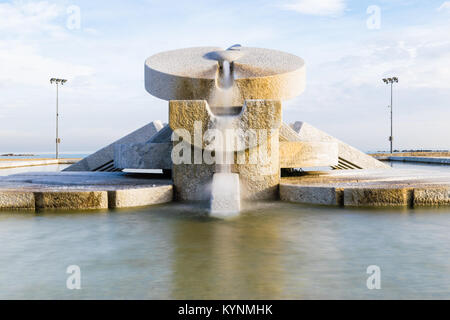 Detail des Brunnens "La Nave". Monumentale Arbeit von dem Künstler Pietro Cascella. Der Brunnen befindet sich an der Küste Stockfoto