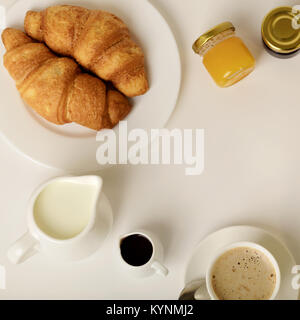 Frühstück - Kaffee und Croissants. Selektive konzentrieren. Stockfoto