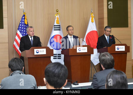 Der stellvertretende Außenminister John Sullivan nimmt am 18. Oktober 2017 zusammen mit südkoreanischen und japanischen Beamten an einer Pressekonferenz in Seoul Teil, um regionale Sicherheit und Diplomatie zu erörtern. Stockfoto