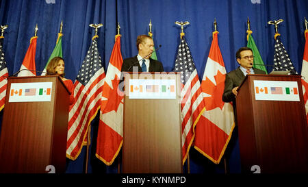 Kanadische Außenminister Chrystia Freeland, U.S. Trade Representative Robert Lighthizer und mexikanischen Wirtschaftsminister Ildefonso Guajardo (L, R) in der vierten Runde der North American Free Trade Agreement (NAFTA) Verhandlungen der General Services Administration Hauptsitz in Washington, D.C. am 17. Oktober 2017 teilnehmen. Stockfoto