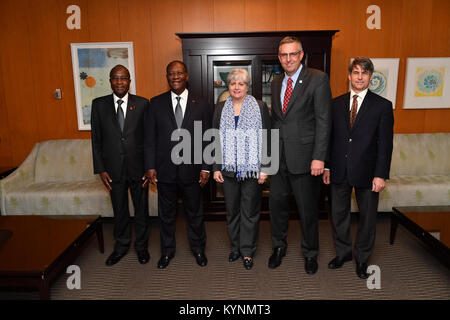 Us Millennium Challenge Corporation CEO Jonathan Nash und Präsident der Elfenbeinküste Alassane Ouattara posieren für ein Foto mit ihren Kollegen vor der Unterzeichnung eines neuen kompakten Wirtschaftswachstum und private Investitionen in Côte d'Ivoire an das US-Außenministerium in Washington, D.C. am 7. November 2017 vorantreiben. Stockfoto