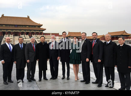 National Security Advisor H.R. McMaster, Außenminister Wang Yi, Botschafter in China Terry Branstad, Staatsrat Yang Jiechi, US-Staatssekretär Rex Tillerson, Weißes Haus Senior Berater Jared Kushner, Pressesprecher des Weißen Hauses, Sarah Huckabee Sanders, U.S. Trade Representative Robert Lighthizer, Direktor von sozialen Medien und Assistent des Präsidenten Dan Scavino jr., der chinesische Botschafter in die USA Cui Tiankai, Stellvertretender Minister für Auswärtige Angelegenheiten Zheng Zeguang während Präsident Trumpf und die First Lady der Verbotene Stadt, Beijing, China am 8. November 2017. [State Department Stockfoto