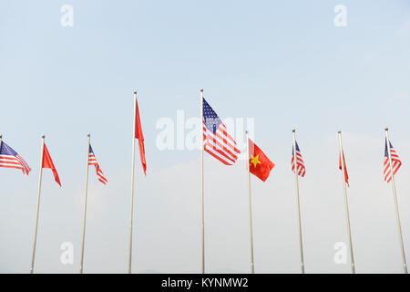 Amerikanische und vietnamesische Flaggen begrüßen US-Außenminister Rex Tillerson bei seiner Ankunft in Hanoi, Vietnam, am 11. November 2017, um Präsident Trump auf seiner Asien-Reise zu begleiten. Stockfoto