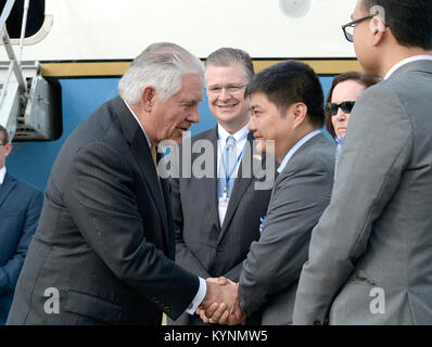 US-Außenminister Rex Tillerson kommt nach Hanoi, Vietnam, wo er vor dem Staatsbesuch von Präsident Trump von vietnamesischen Beamten begrüßt wird. Der Besuch konzentriert sich auf die Stärkung der Beziehungen zwischen den USA und Vietnam. Stockfoto
