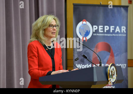 Botschafterin Deborah Birx stellt den stellvertretenden Sekretär John Sullivan im US-Außenministerium am Welt-AIDS-Tag 2017 vor. Im Mittelpunkt der Veranstaltung stand die Sensibilisierung für HIV/AIDS und globale Gesundheitsinitiativen. Stockfoto