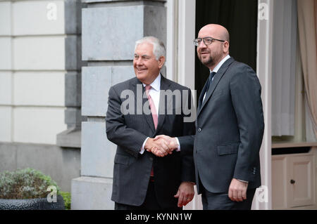 Us-Staatssekretär Rex Tillerson schüttelt Hände mit belgischen Premierminister Charles Michel, nachdem er an der Premierminister Residenz in Brüssel, Belgien, am 5. Dezember 2017 eingetroffen. Stockfoto