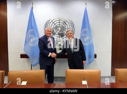 Außenministerin Rex Tillerson traf sich mit dem Generalsekretär der Vereinten Nationen António Guterres am Hauptsitz der Vereinten Nationen in New York City, um internationale Fragen, einschließlich Nordkorea und globale Sicherheit, zu erörtern. Stockfoto
