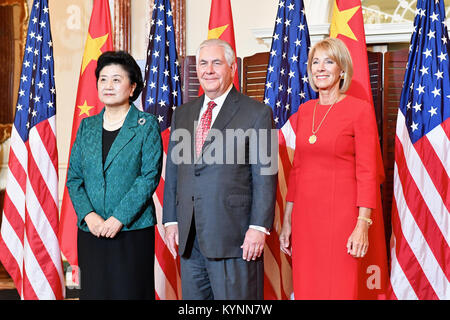 Us-Staatssekretär Rex Tillerson posiert für ein Foto mit dem chinesischen Vizepremier Liu Yandong und US-Staatssekretär für Bildung Betsy DeVos vor der Bewirtung ein Arbeitsfrühstück für chinesischen Vizepremier Liu Yandong für die USA-China Sozial & Amp; kulturellen Dialog auf das US-Außenministerium in Washington, D.C. am 28. September 2017. Stockfoto