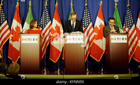 Kanadische Außenminister Chrystia Freeland, U.S. Trade Representative Robert Lighthizer und mexikanischen Wirtschaftsminister Ildefonso Guajardo (L, R) in der vierten Runde der North American Free Trade Agreement (NAFTA) Verhandlungen der General Services Administration Hauptsitz in Washington, D.C. am 17. Oktober 2017 teilnehmen. Stockfoto