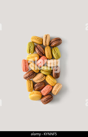 Bunte almond Cookies macarons auf hellen Hintergrund, instabile Konzept Stockfoto