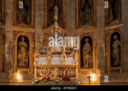 Italien Emilia Romagna Bologna Piazza San Domenico Kirche des hl. Domenico - Bogen von Saint Dominic von Nicola Pisano Stockfoto