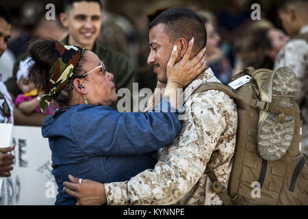 Ein Marine vereint mit einem Familienmitglied in der Marine Corps Air Station Cherry Point, N.C., 15. Mai 2017, nach der Rückkehr aus einer Bereitstellung Unterstützung von Operationen im Nahen Osten. Die Marine ist an der Marine Attack Squadron 231 zugeordnet. Marine Corps Foto von Lance Cpl. Zachary M. Ford November 2017 Nationale Veteranen und Militärische Familien Monat 38710670051 o Stockfoto