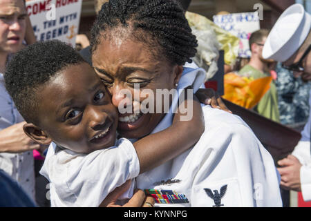 Marine Petty Officer 2nd class Amanda Odukwu grüßt ihre Familie nach an der Naval Station Norfolk, Va., Aug. 21, 2017, nach der Rückkehr aus einem 7-monatigen Einsatz an Bord der USS George H. W. Bush. Marine Foto von Seaman Jessica L. Dowell November 2017 Nationale Veteranen und Militärische Familien Monat 38710666891 o Stockfoto