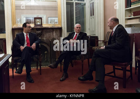 Vice President Mike Pence, US-Finanzminister Steven Mnuchin und Direktor des National Economic Council Gary Cohn der US-Senat Abstimmung über die Steuerreform aus dem Vice President's Capitol Hill Büro | Dezember 19, 2017 (amtliche Weiße Haus Foto von D.Myles Cullen) Foto des Tages Dezember 20, 2017 38326988825 o Stockfoto