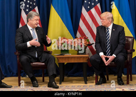 Präsident Donald Trump trifft auf den ukrainischen Präsidenten Petro Poroschenko während der Generalversammlung der Vereinten Nationen in New York. Stockfoto
