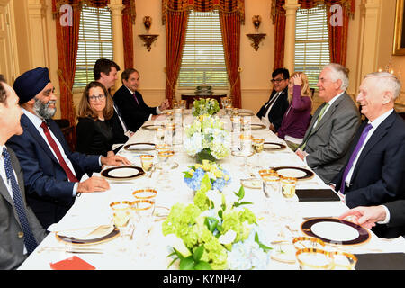 Us-Staatssekretär REX W. TILLERSON Hosts ein Arbeitsessen mit US-Verteidigungsminister James Mattis für kanadische Außenminister Chrystia Freeland und kanadischen Verteidigungsminister Harjit Sajjan, an das State Department in Washington, D.C., 15. Mai 2017. Sekretär Tillerson Hosts arbeiten Abendessen für Außen- und Verteidigungsminister 34684400315 o Stockfoto