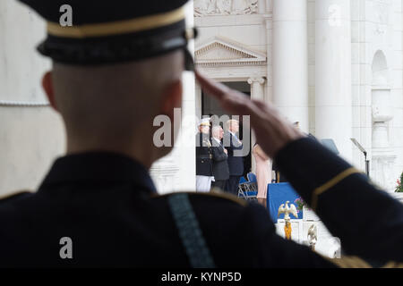 Präsident Donald Trump, verbunden von US-Verteidigungsminister James Mattis, nimmt an einem Memorial Day Zeremonie auf dem Arlington National Cemetery in Arlington, Virginia | Mai 29, 2017 (amtliche Weiße Haus Foto von D.Myles Cullen) November 2017 Nationale Veteranen und Militärische Familien Monat 37993205464 o Stockfoto