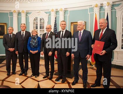 Unter Staatssekretär für politische Angelegenheiten Tom Shannon posiert für ein Foto mit Montenegros Premierminister Dusko Markovic, Montenegro Außenminister Dr. Srdjan Darmanović, und die NATO-Generalsekretär Jens Stoltenberg an einer Zeremonie Montenegro als neuestes Mitglied der North Atlantic Treaty Organisation, des US-Außenministeriums, in Washington, D.C., am 5. Juni 2017. Staatssekretär Shannon posiert für ein Foto mit Premierminister Montenegros 34734796140 o Stockfoto