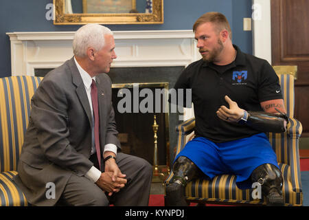 Vize-Präsident Mike Pence trifft sich am 10. Juli 2017 mit dem pensionierten Stab der US Army, Sergeant Travis Mills, einem Mitglied der 82nd Airborne, um den Militärdienst und die Opfer von Veteranen hervorzuheben. Stockfoto