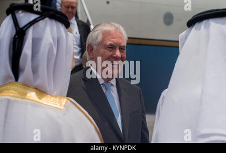 Hamad Bin Hassan Al Hamadi, Qatari Ministerium für Auswärtige Angelegenheiten Sicherheit Allgemeine (links) begrüßt US-Staatssekretär, Rex Tillerson, Doha, Katar, 11. Juli 2017. Tillerson met mit S.H. dem Emir von Katar, Scheich Tamim Bin Hamad Al Thani in seiner Residenz am Meer Palace. (Foto von Trevor T. McBride) Sekretär Tillerson kommt in Doha 35046077083 o Stockfoto