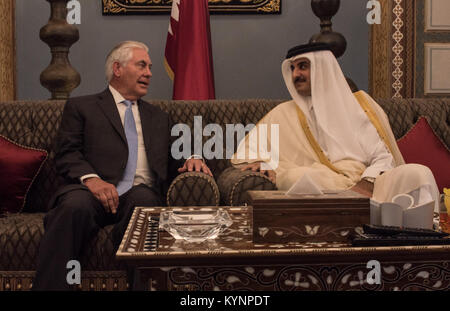 S.h. der Emir von Katar, Scheich Tamim Bin Hamad Al Thani (links), begrüßt US-Staatssekretär Rex Tillerson zu seinen offiziellen Wohnsitz Sea Palace in Doha, Katar, 11. Juli 2017. Treffen mit Emir an Sea Palace. (Alexander W. Riedel) Sekretär Tillerson trifft sich mit dem Emir von Katar in Doha 35723769291 o Stockfoto