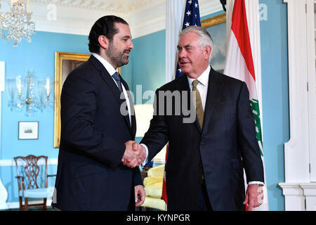 Us-Staatssekretär Rex Tillerson schüttelt Hände mit libanesischen Ministerpräsidenten Saad Hariri vor ihrer bilateralen Sitzung des US-Außenministeriums, in Washington, D.C., am 26. Juli 2017. Sekretär Tillerson schüttelt Hände mit libanesischen Premierminister Hariri vor 36012814552 o Stockfoto