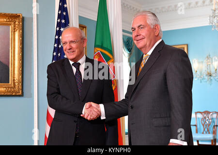 Us-Staatssekretär Rex Tillerson schüttelt Hände mit der portugiesische Außenminister Augusto Santos Silva, bevor ihre bilateralen Sitzung des US-Außenministeriums, in Washington, D.C., am 27. Juli 2017. [State Department Foto/] Sekretärin Tillerson schüttelt Hände mit der portugiesische Außenminister Augusto Santos 36200785385 o Stockfoto