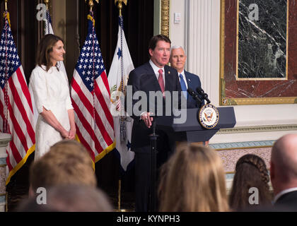 Mit Vice President Mike Pence und seine Frau, Chrissy Hagerty, Suche, Neu vereidigten US-Botschafter in Japan Bill Hagerty liefert Erläuterungen im Rahmen einer Feier zu seinen Ehren an der Eisenhower Executive Office Building in Washington, D.C., am 27. Juli 2017. Neu vereidigten Botschafter Hagerty Erläuterungen bei seiner Vereidigung - Liefern in der Zeremonie 35415410043 o Stockfoto