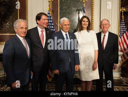 Neu vereidigten US-Botschafter in Japan Bill Hagerty posiert für ein Foto mit Vice President Mike Pence; seine Frau, Chrissy Hagerty; und US-Senatoren Bob entscheidendes Argument und Lamar Alexander aus der Botschafter home Staat Tennessee posieren für ein Foto bei einer Zeremonie in der Ehre der Botschafter bei der Eisenhower Executive Office Building in Washington, D.C., am 27. Juli 2017. Botschafter Hagerty, Vice President Pence, Frau Hagerty, und US-Senatoren 36055778882 o Stockfoto