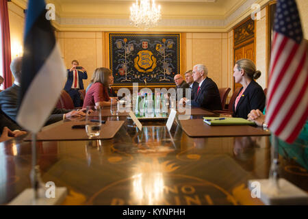 Vizepräsident Mike Pence trifft sich am 31. Juli 2017 während seines Besuchs in Europa mit dem estnischen Präsidenten Kersti Kaljulaid. Stockfoto
