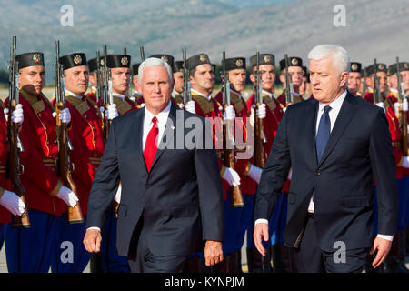 Vizepräsident Mike Pence trifft sich während eines Besuchs in Montenegro mit dem montenegrinischen Premierminister Dusko Markovic. Im Mittelpunkt des Treffens steht die Stärkung der bilateralen Beziehungen zwischen den USA und Montenegro. Foto: Stephanie Chasez. Stockfoto