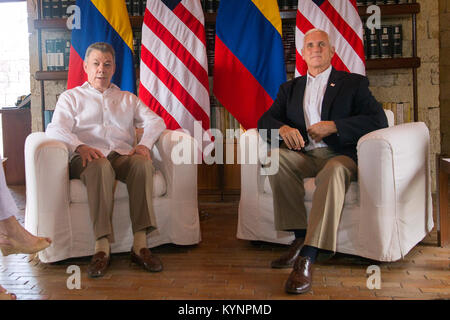 Vizepräsident Mike Pence trifft sich im August 2017 mit dem kolumbianischen Präsidenten Juan Manuel Santos in Cartagena, Kolumbien, um diplomatische Beziehungen und regionale Zusammenarbeit in Süd- und Mittelamerika zu erörtern. Stockfoto
