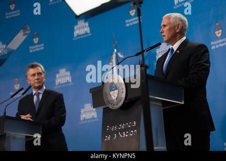 Vice President Mike Pence nimmt an einer gemeinsamen Pressekonferenz mit Präsident Macri in Argentinien | August 15, 2017 (amtliche Weiße Haus Foto von Myles D. Cullen) Vizepräsident Pence in Süd- und Mittelamerika 35813646904 o Stockfoto