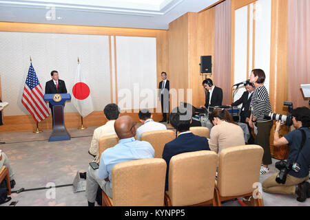 Neu vereidigten in US-Botschafter in Japan Bill Hagerty Adressen Reporter bei seiner Ankunft in Tokio, Japan, am 17. August 2017. [State Department Foto/] Botschafter Hagerty Adressen Reporter bei der Ankunft in Tokio 36582721226 o Stockfoto